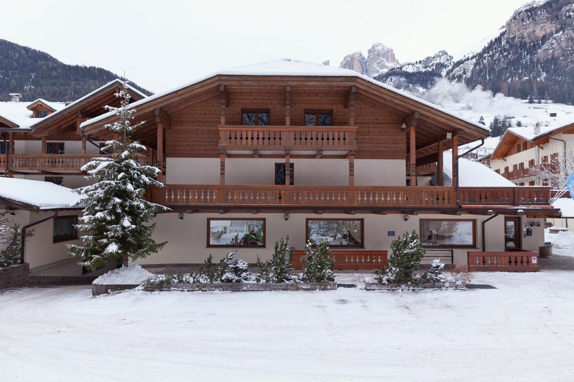 Hotel Sella Ronda Serenella Campitello di Fassa Exterior foto